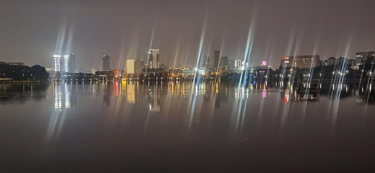 手机夜景模糊像散光？