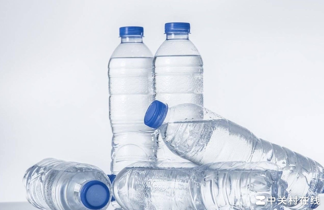 农夫山泉风波，马桶倒水直播引热议