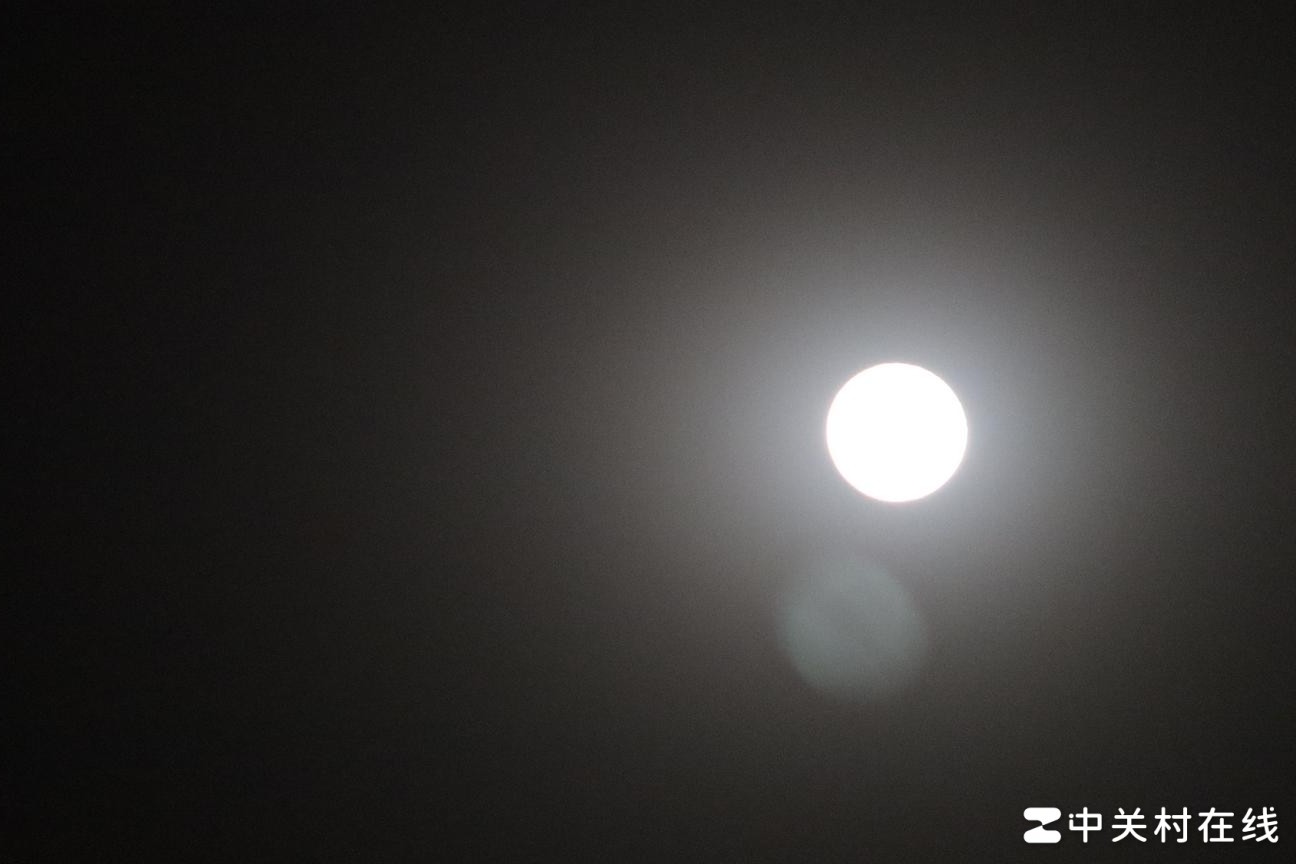 月亮照片现白斑原因