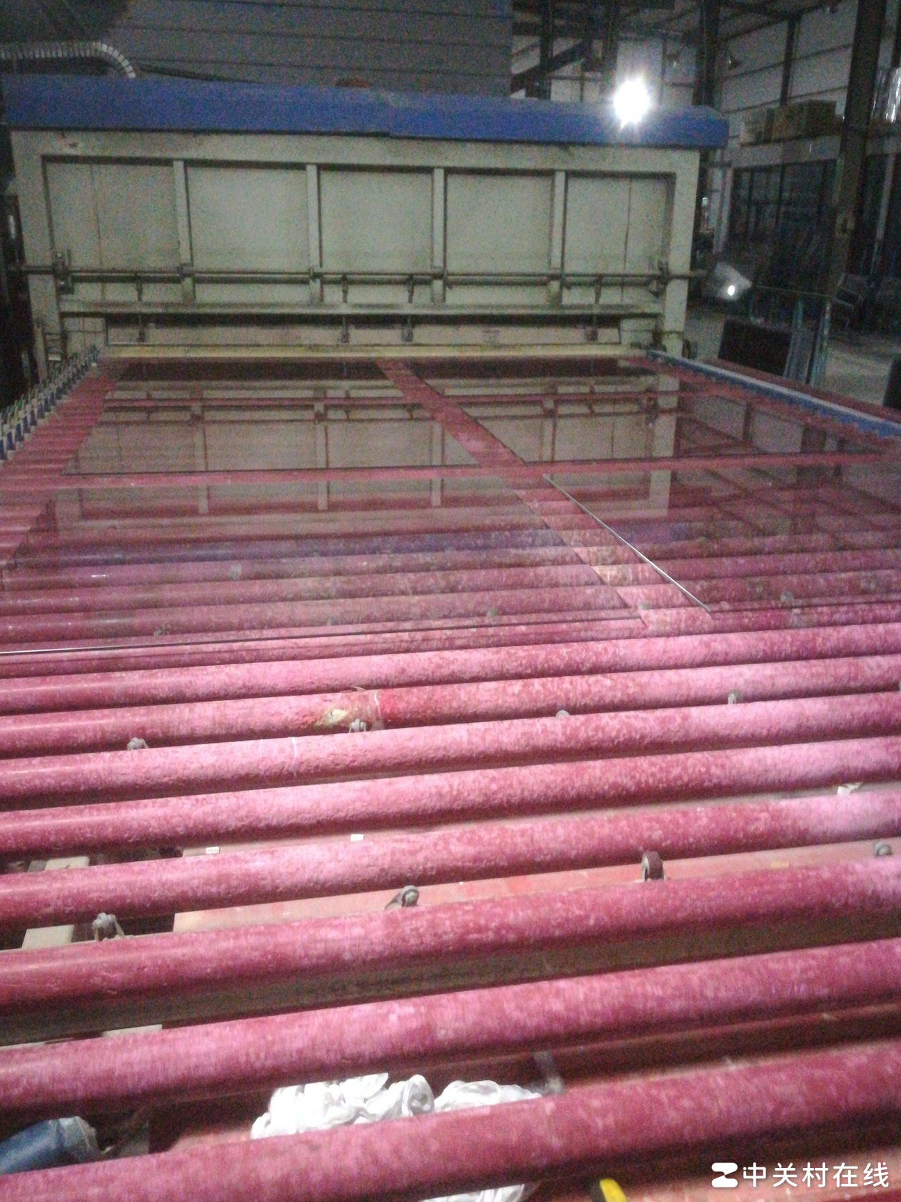 钢化玻璃一边弯曲原因