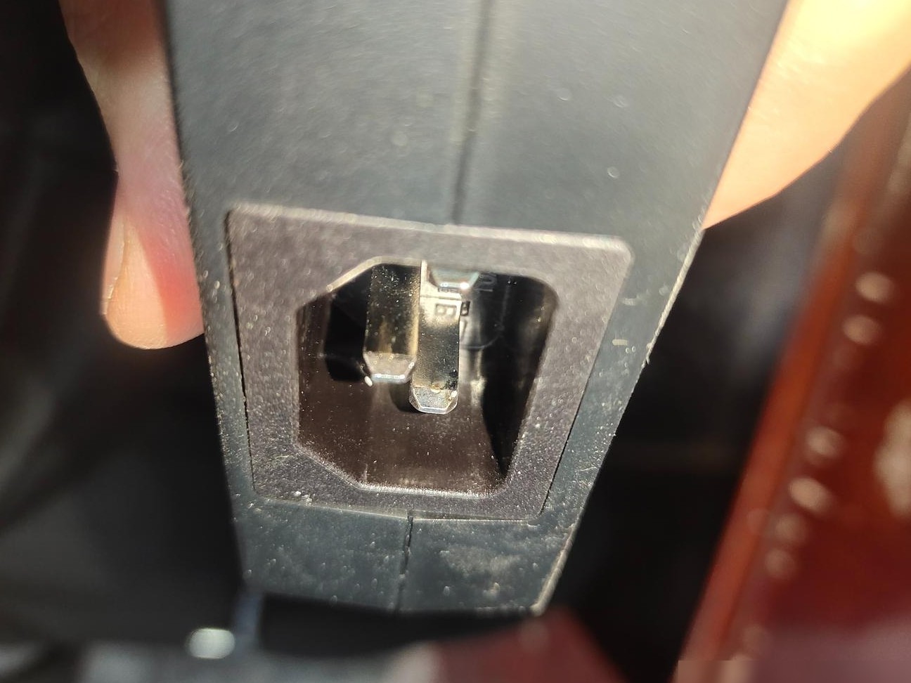 电源适配器插头烧黑影响使用吗