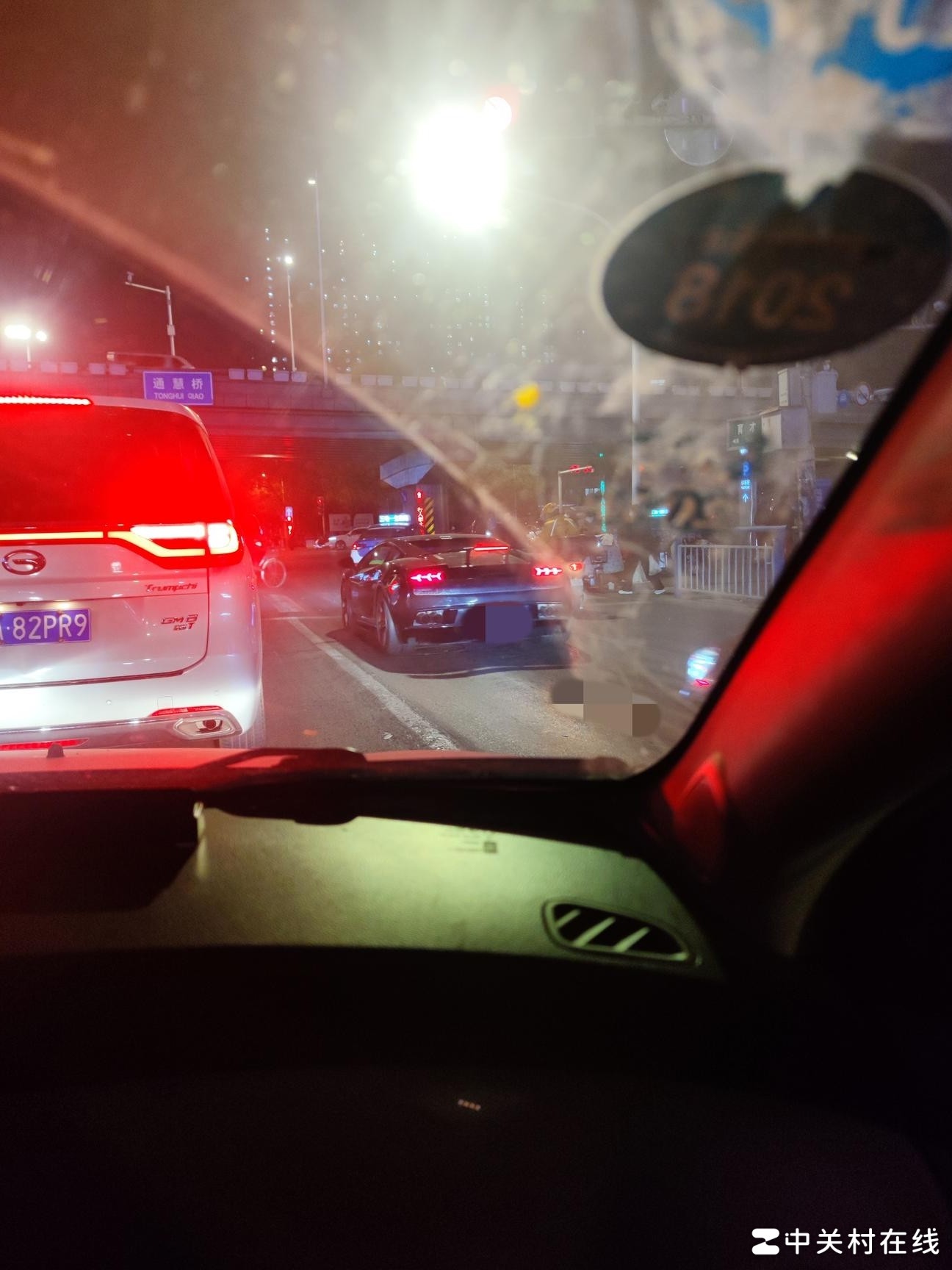 这车太低，车标都看不清