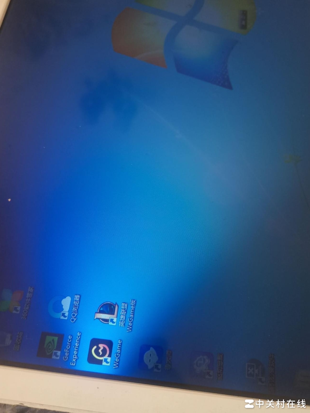 屏幕突然变暗怎么办