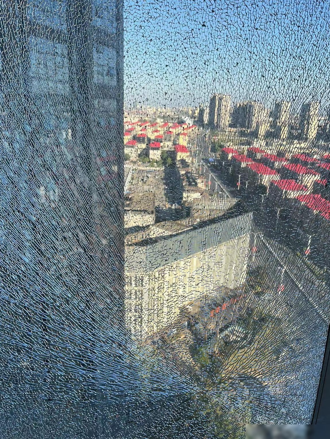 玻璃爆裂是人为还是自爆？