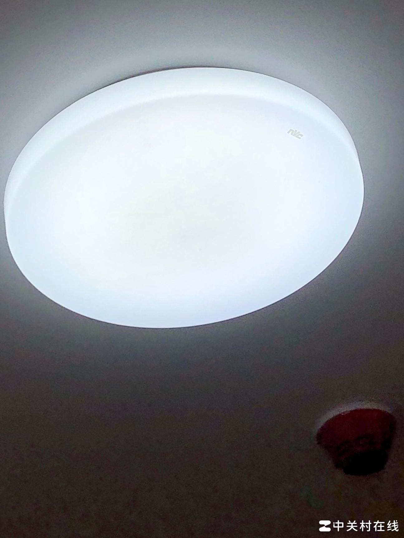 灯罩如何拆卸？