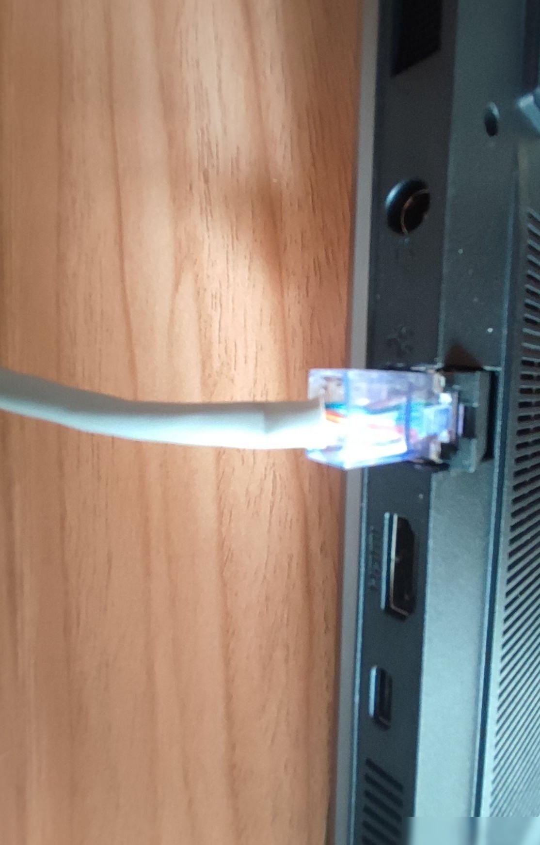 网线卡在接口拔不出？