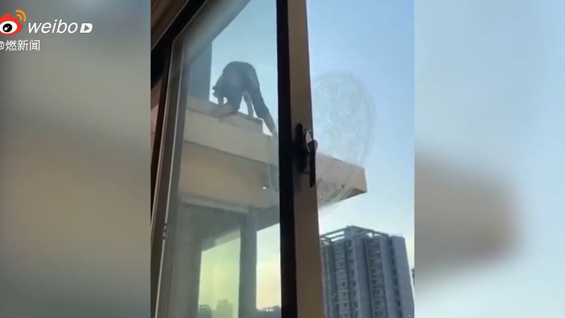 小女孩天台玩耍被拍引争执