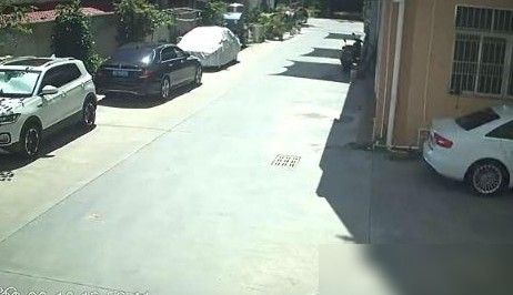 被倒车撞凹车门该报警吗