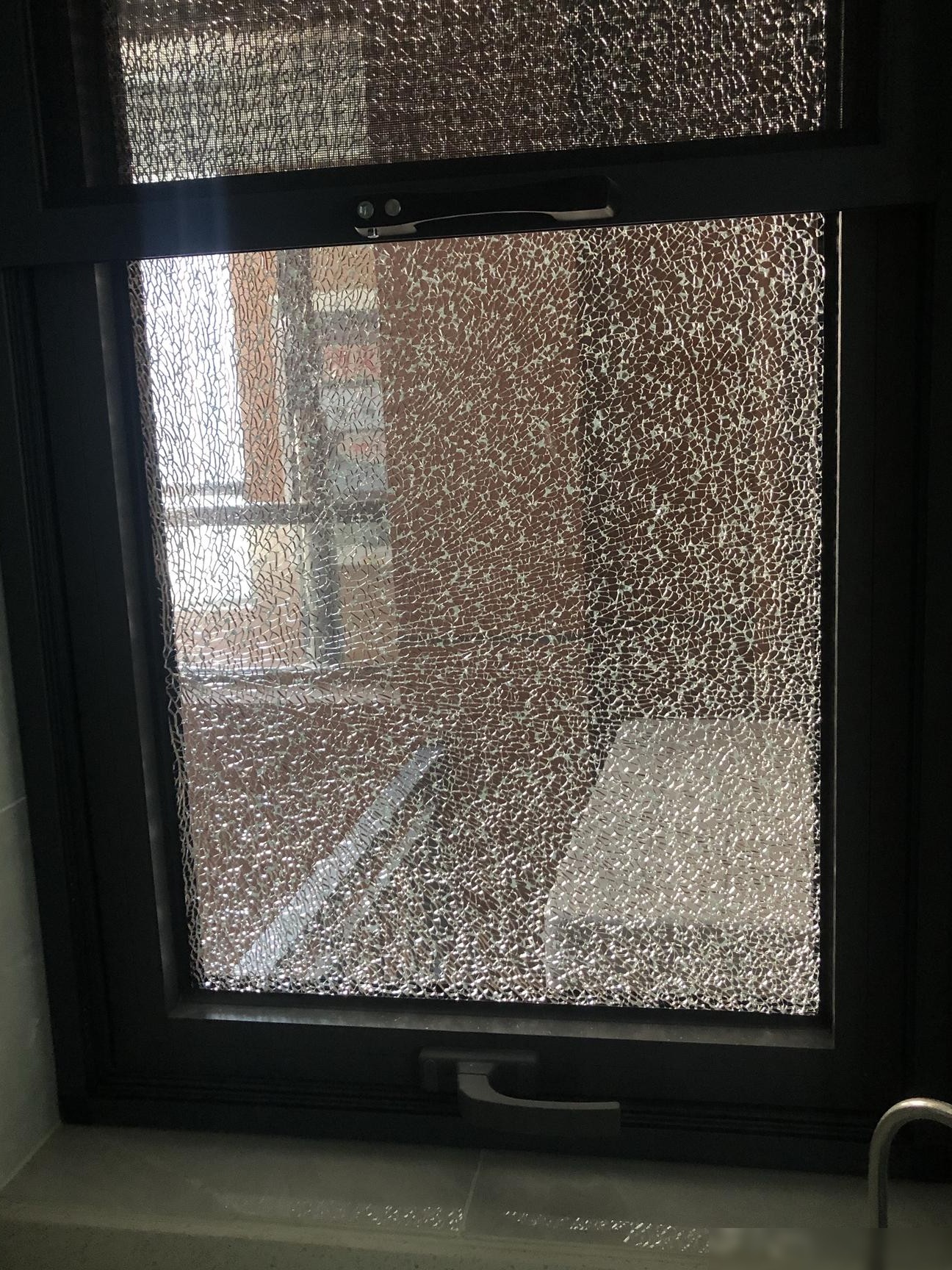 钢化玻璃自爆了吗？
