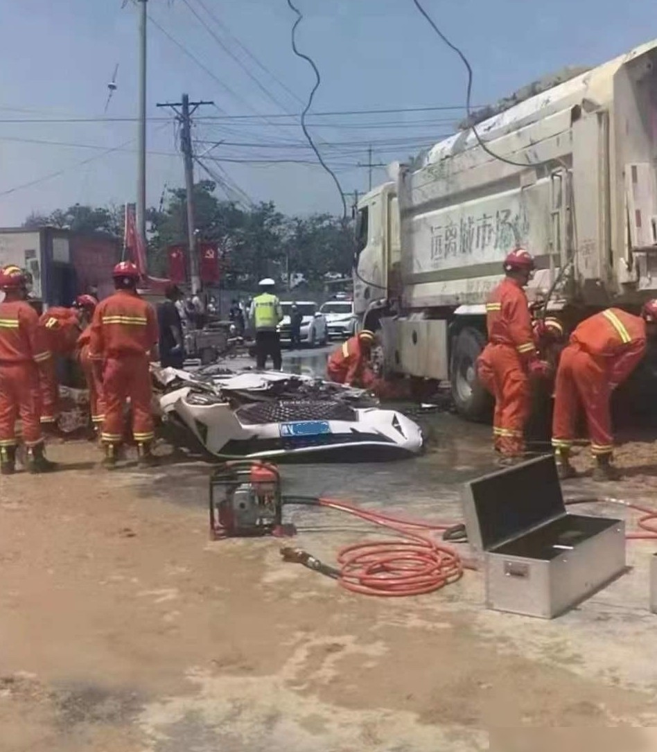 郑州渣土车侧翻致4人死亡