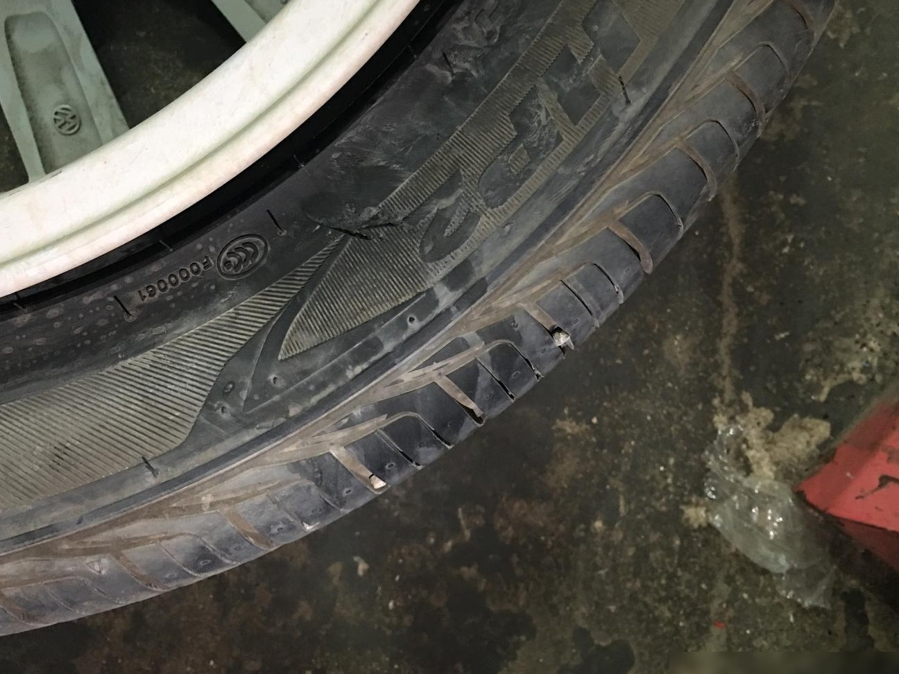 轮胎侧壁刮痕需更换吗？