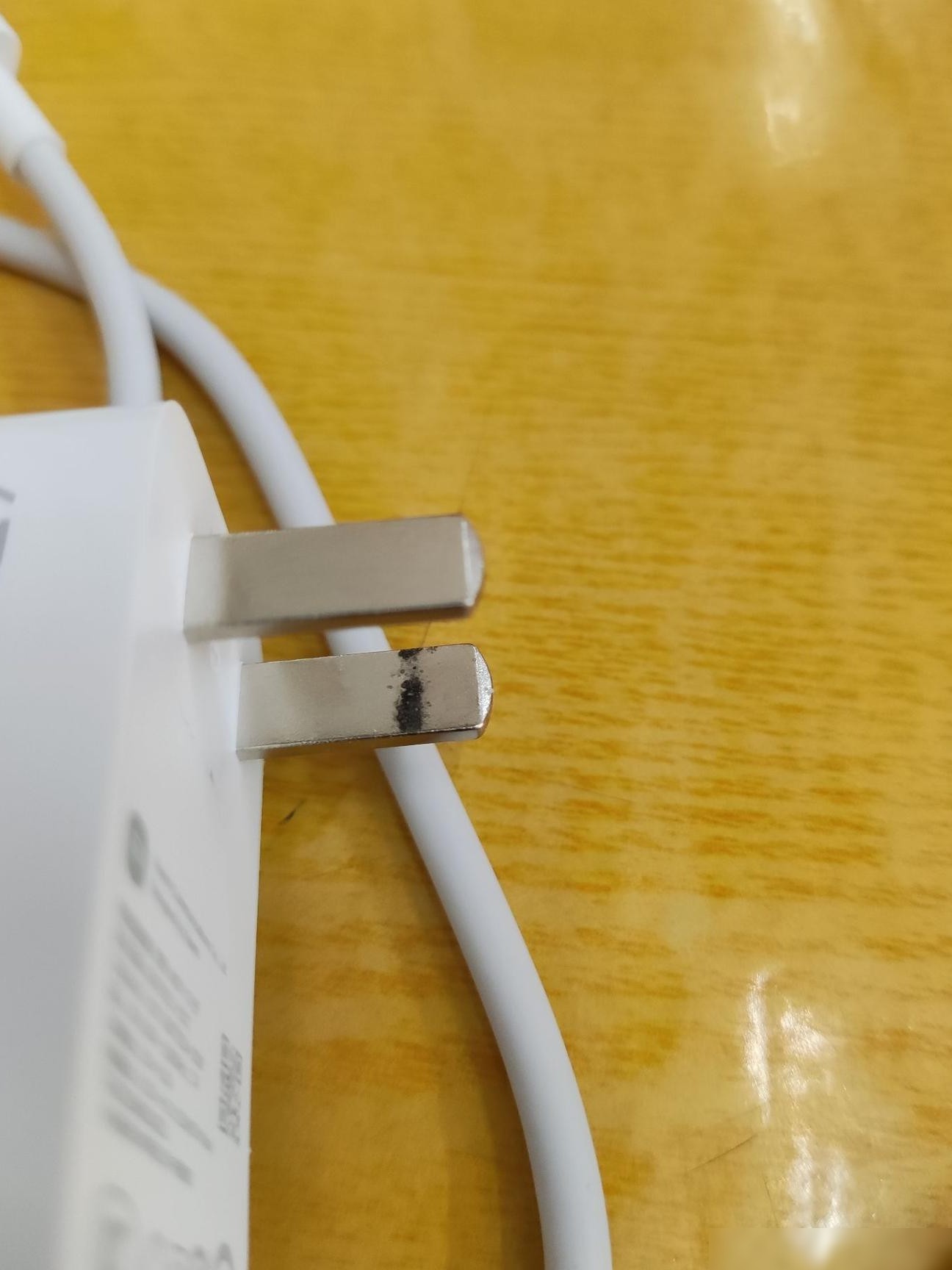 充电头弹片发黑还能用？