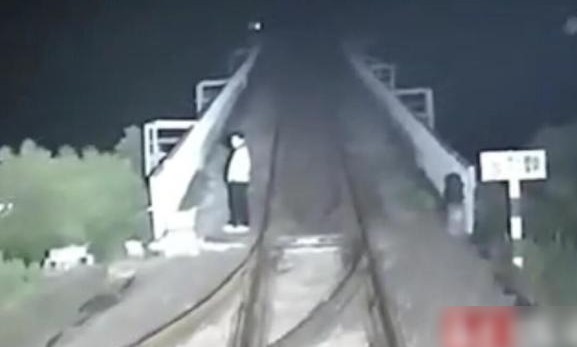 男子拦车维权，涉嫌危害铁路安全