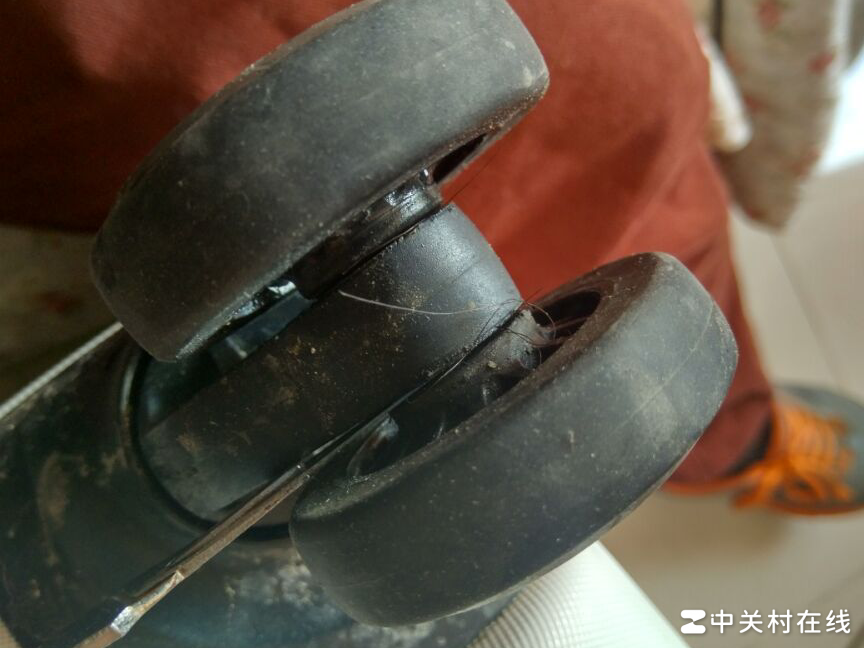 小米行李箱轮子卡发处理妙招