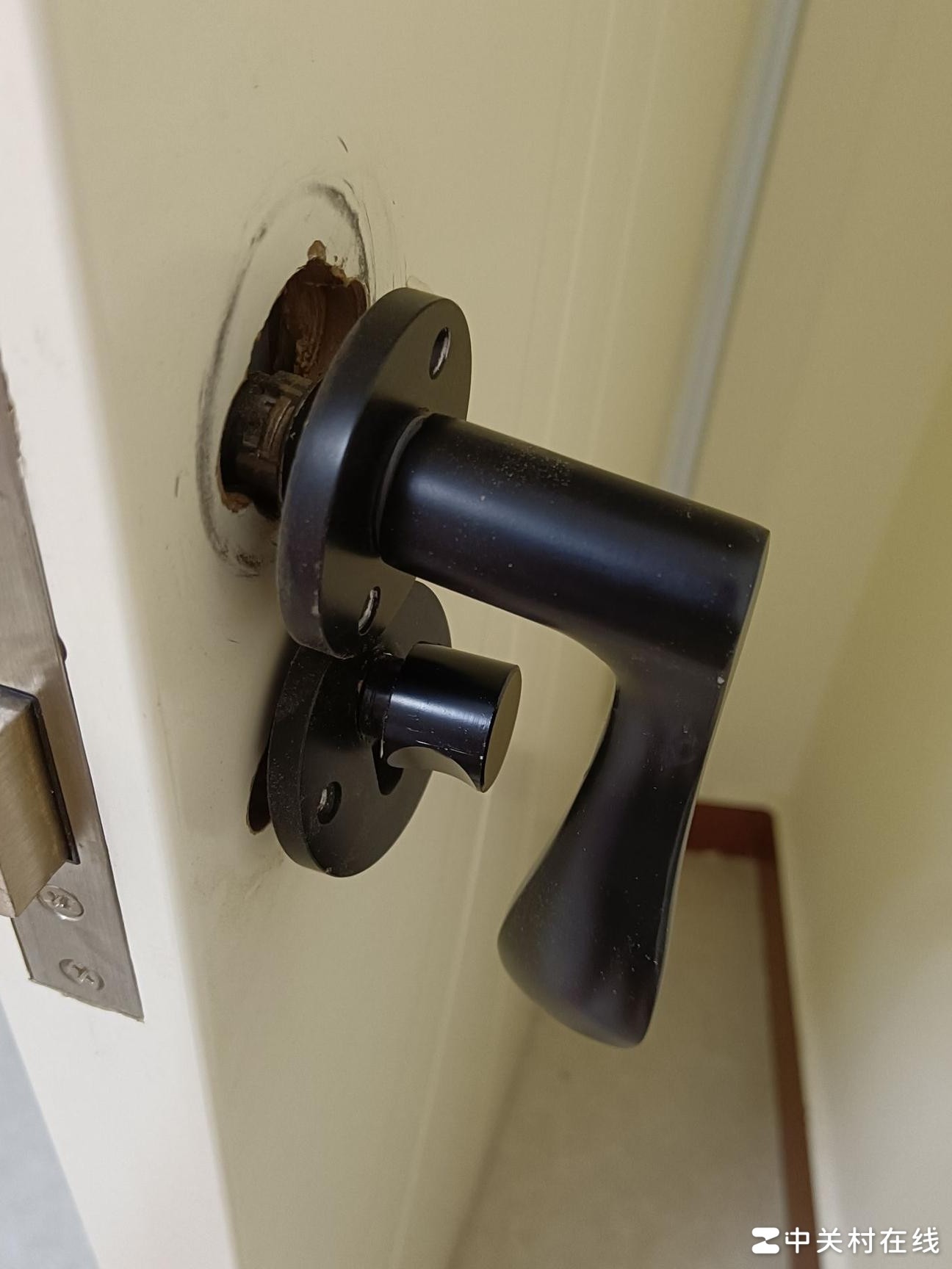 门被踹坏，如何维修？