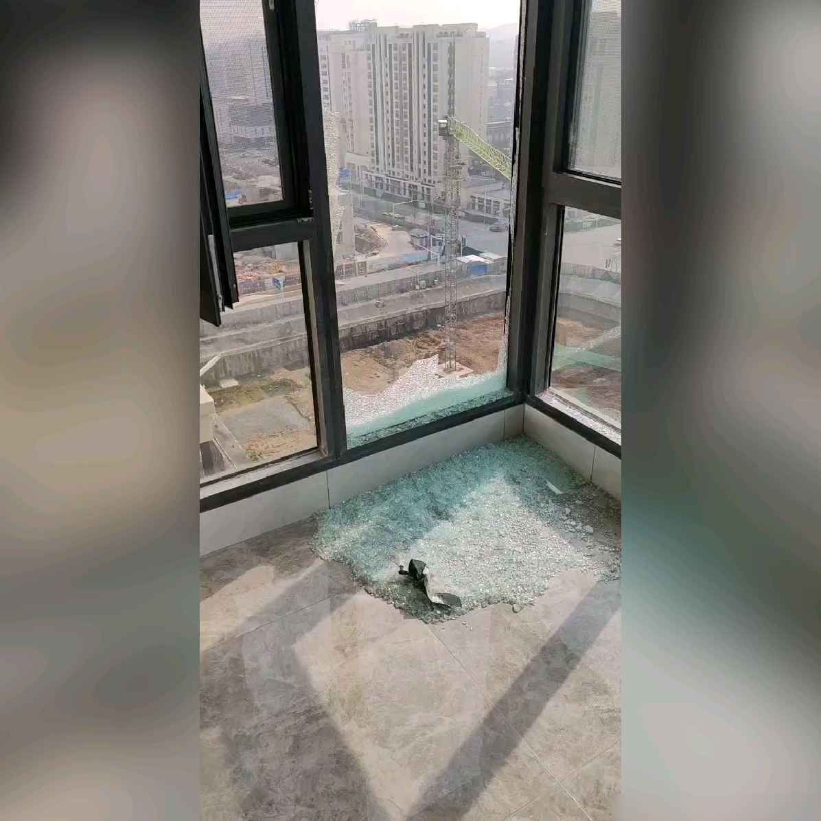 双层玻璃内层自爆？