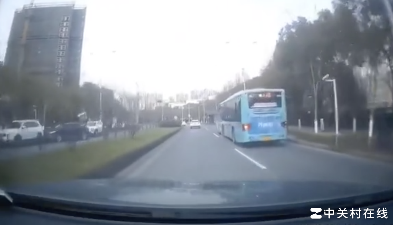 苏州街头沃尔沃避险瞬间