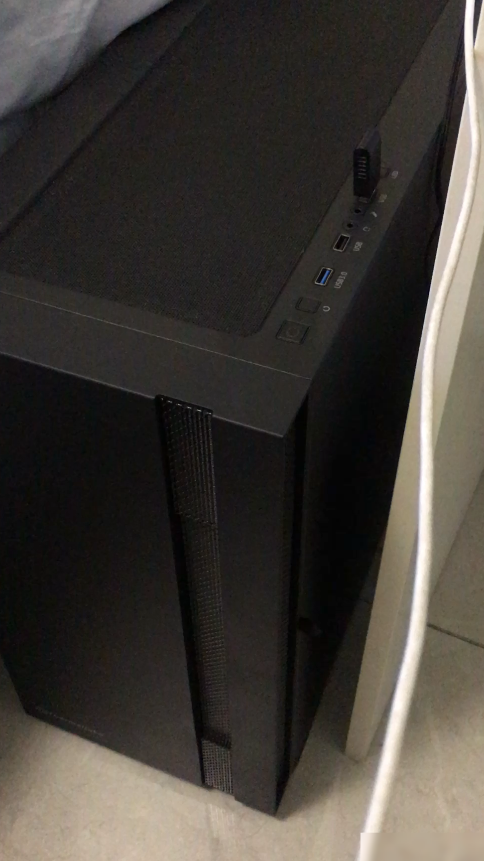 电脑开机灯亮即灭，重启需断电