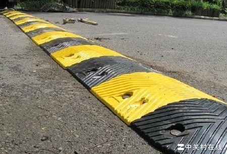 过减速带不减速伤车吗