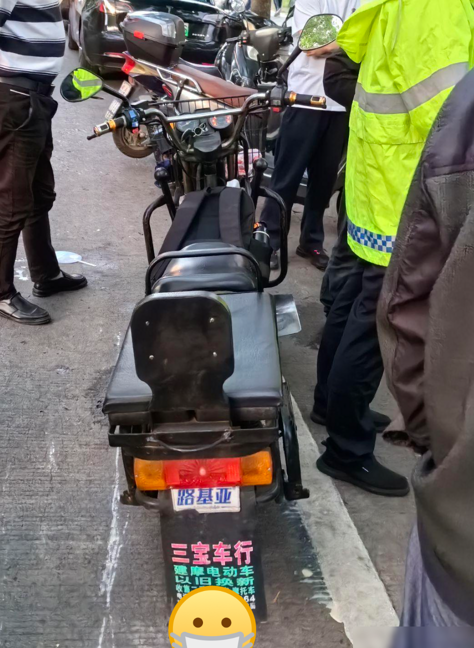 电动车超宽占道致事故