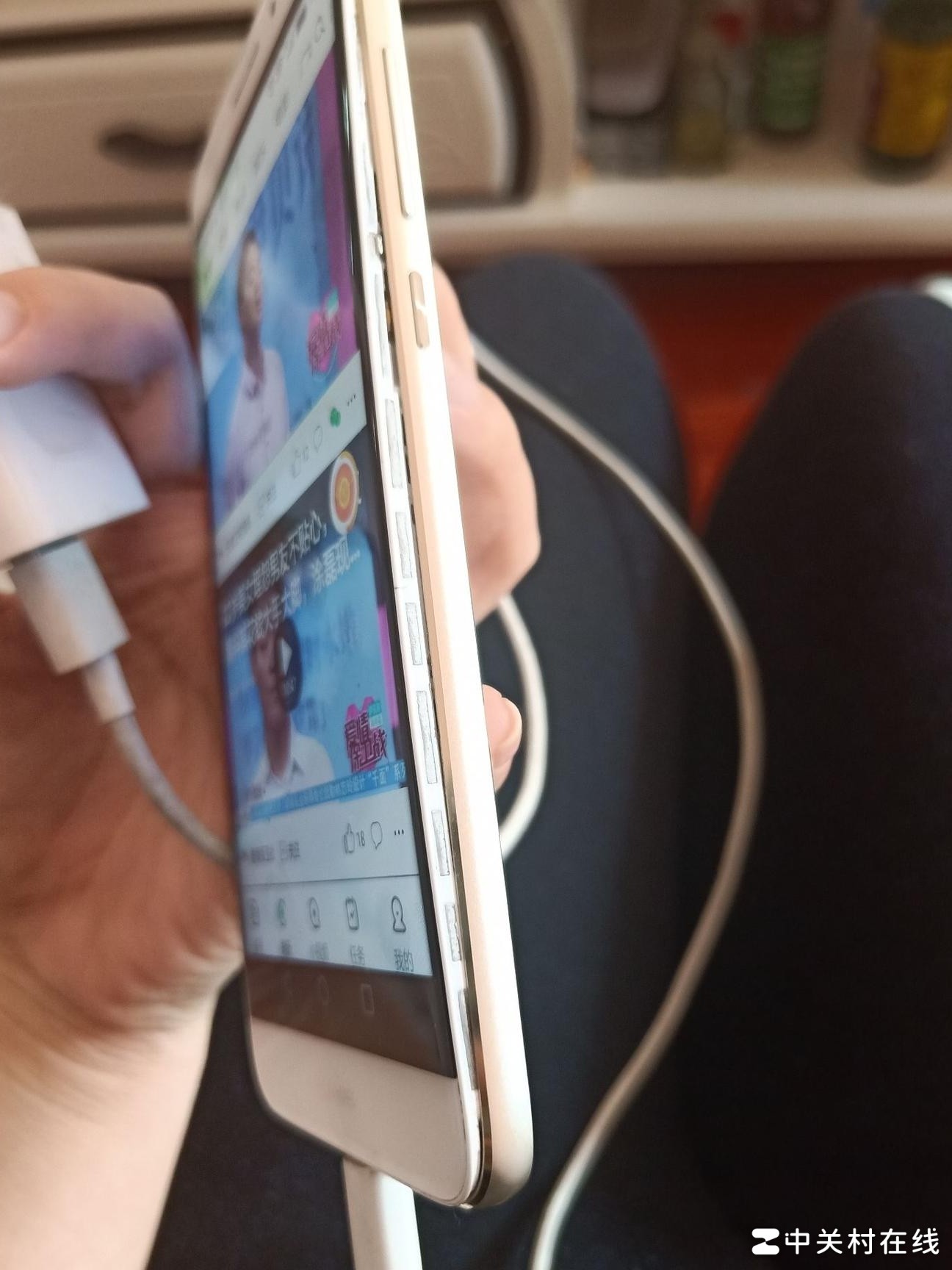 手机后盖裂开还能用吗