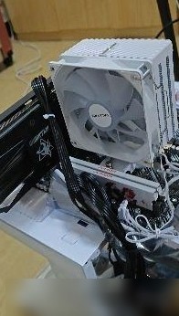 电脑开机风扇转但无显示