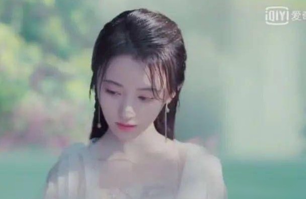鞠婧祎肩宽变化揭秘