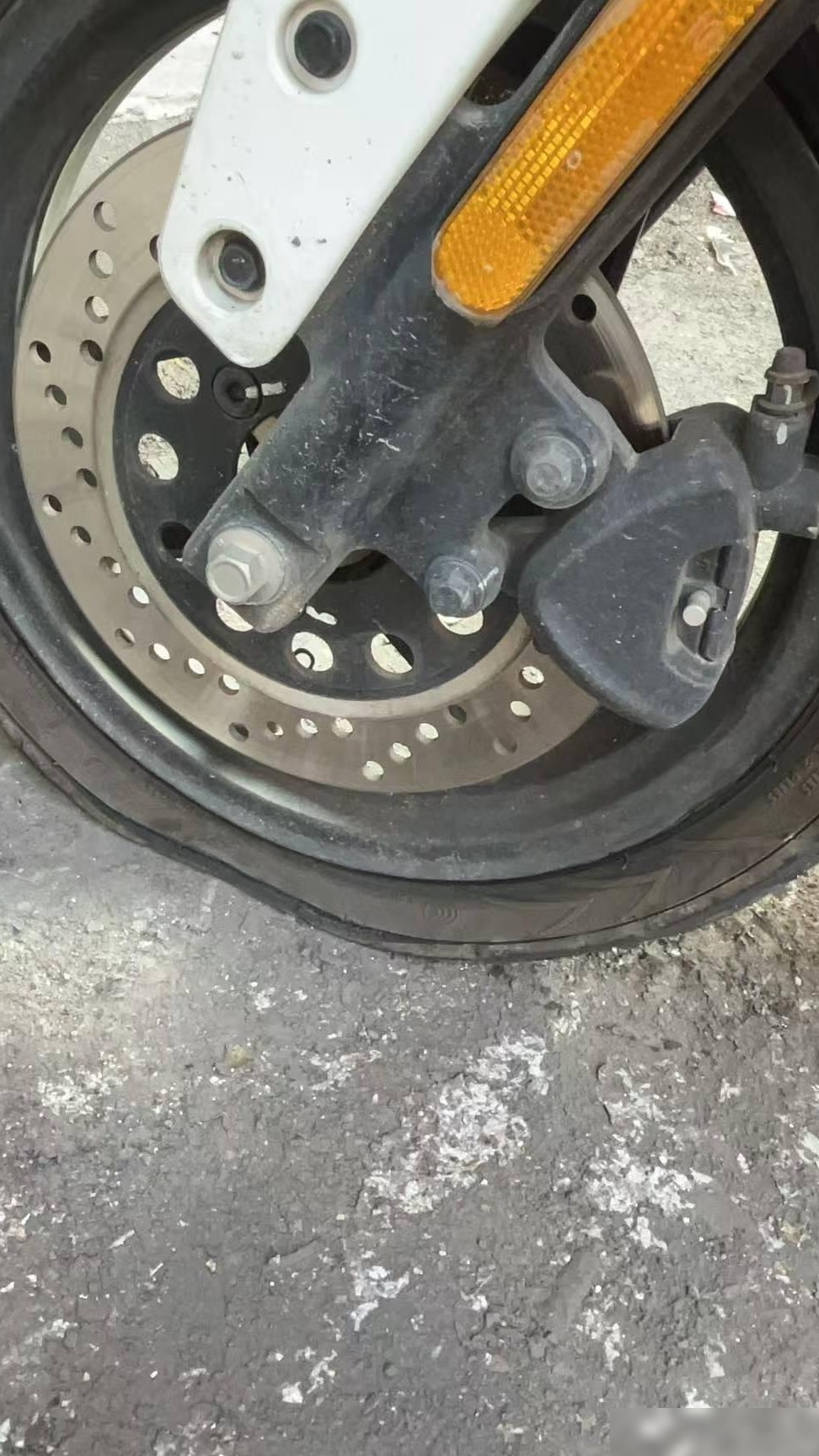 爆胎还是没气？
