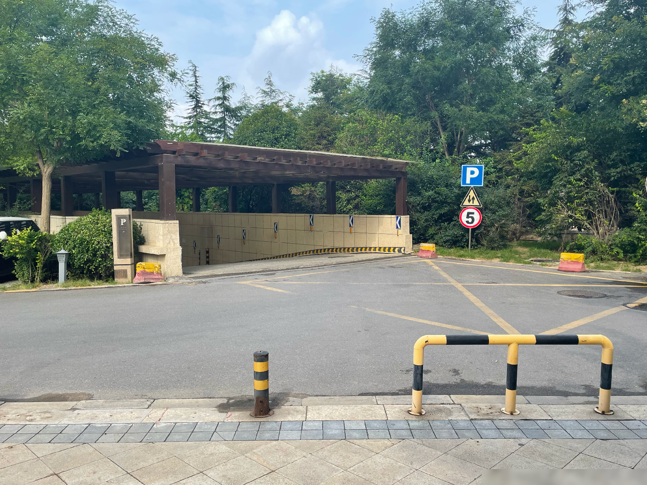 小区拐弯剐蹭石墩，责任全在车主？