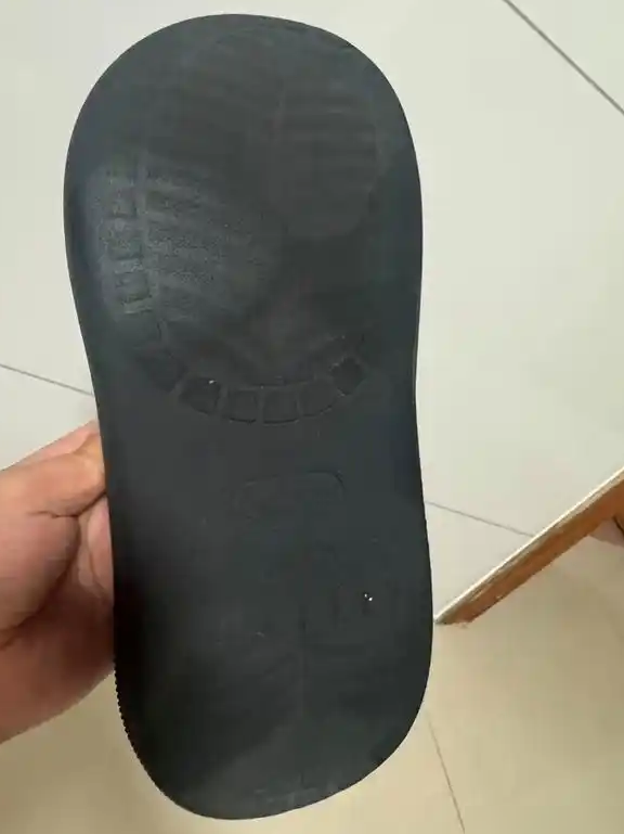 Crocs鞋底月磨平引争议
