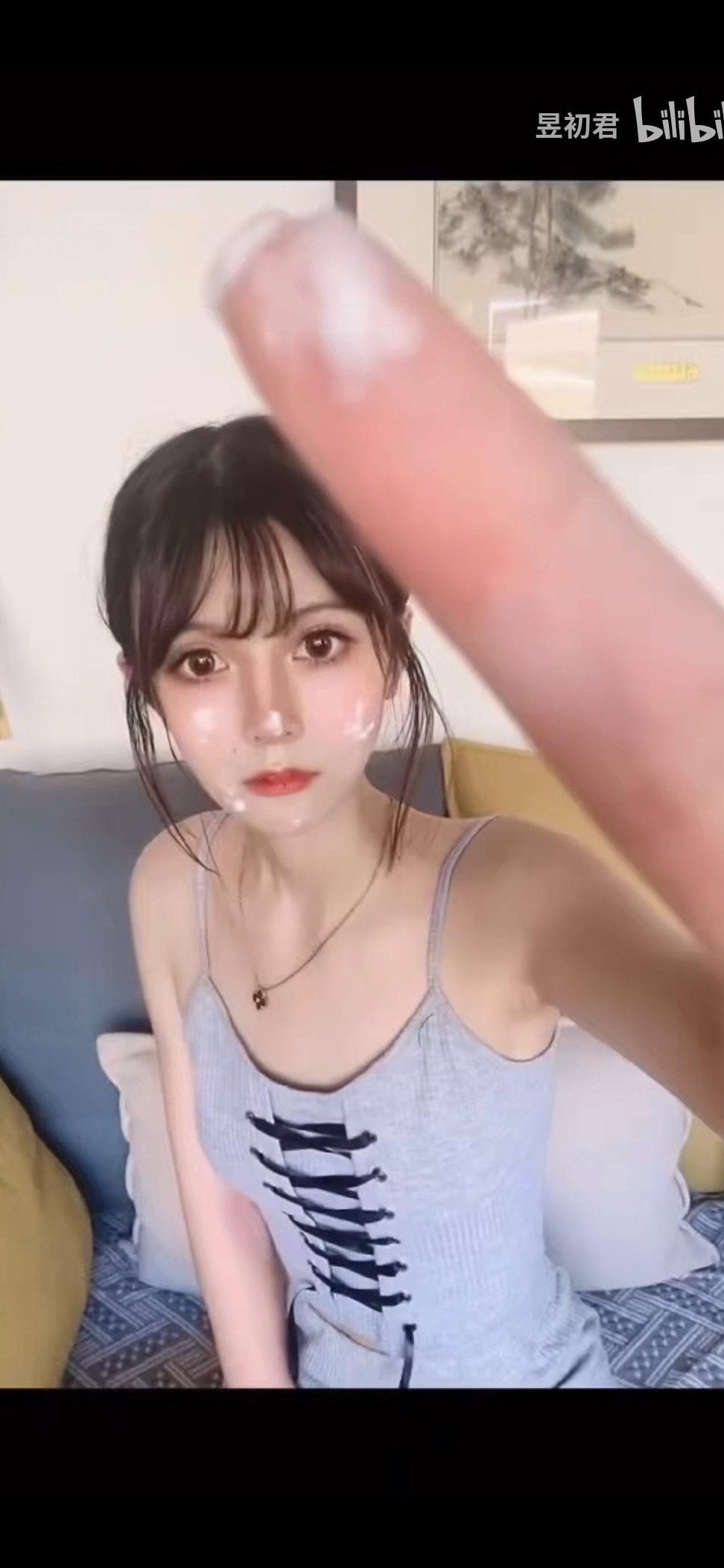 图片中的人是谁？