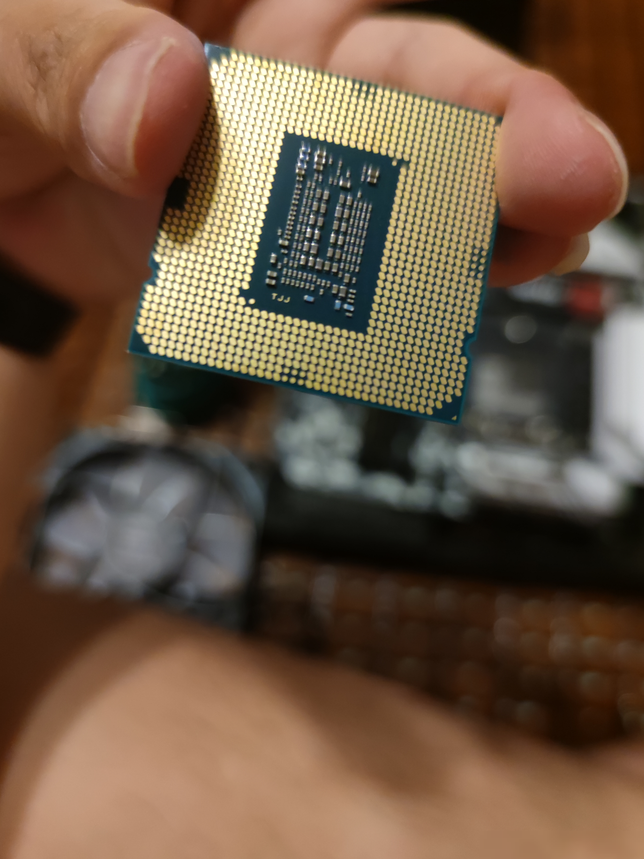 硅脂粘CPU，能用纸擦吗？