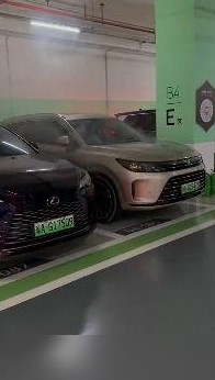 问界汽车地下停车场冒烟