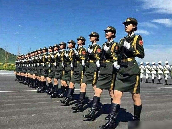 外星科技换女兵着装限制