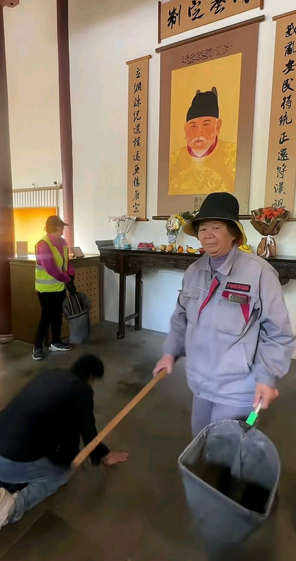 清洁阿姨目睹游客跪拜朱元璋