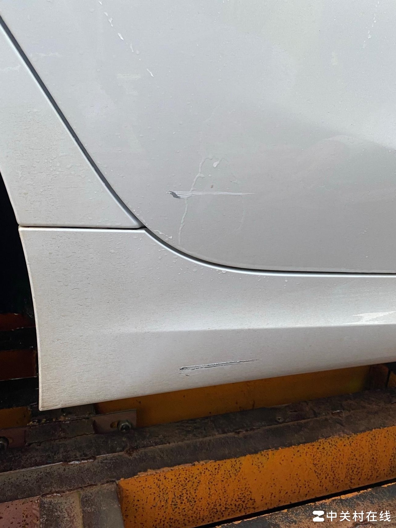 车漆是否伤及金属层？