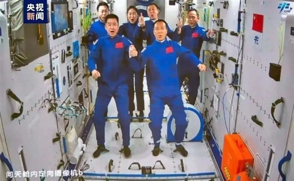 6位航天员在太空拼桌吃饭 国产航天微波炉立功 极致小巧