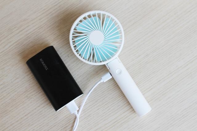 桌面上的一只小风扇让你拥有一夏天的清凉