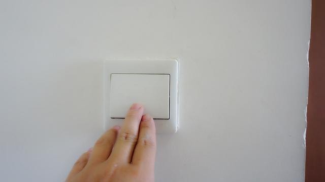 老式开关也能升级为智能开关,还能用天猫精灵和小米小爱控制