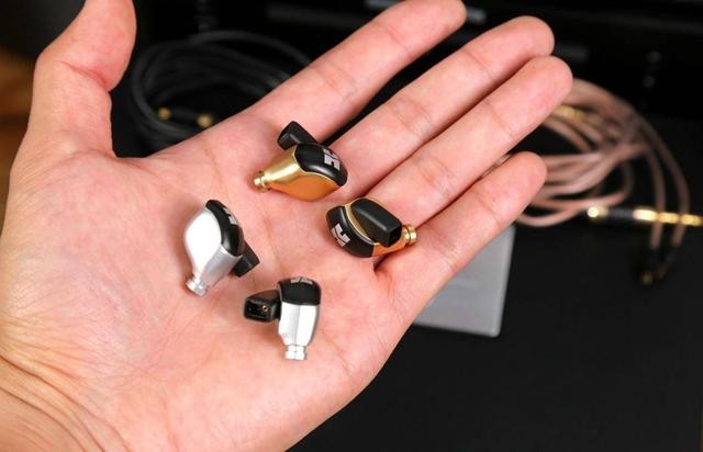 没有金耳朵那就听听旗舰金耳机怎么样:hifiman re2000 24k镀金版