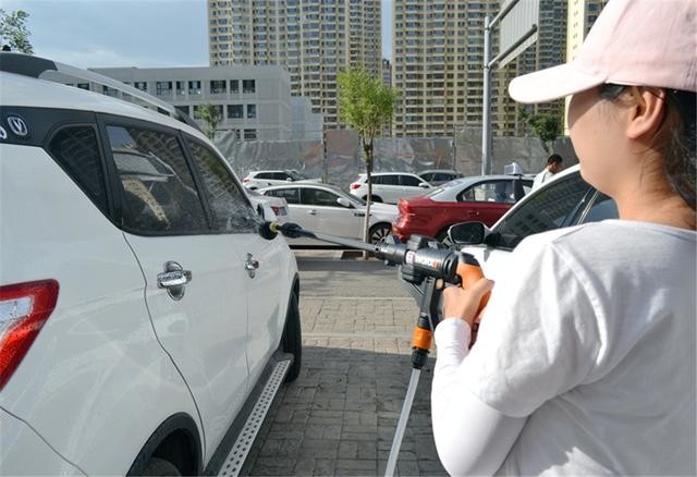 不用外接水管,在家自己洗车,威克士户外照明神器
