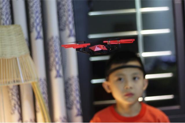 让孩子从小爱上飞行,UDrone无人机给你酷炫脑控体验!