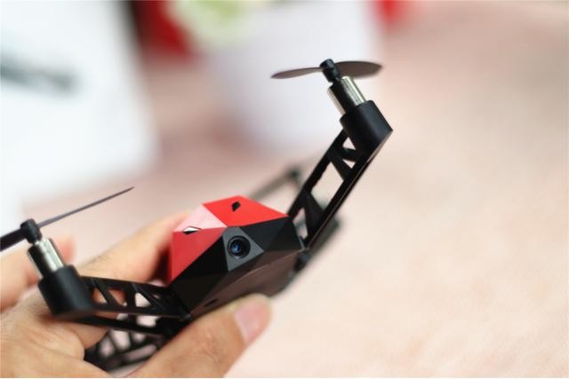 让孩子从小爱上飞行,UDrone无人机给你酷炫脑控体验!