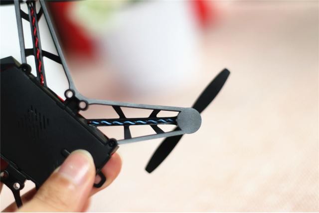 让孩子从小爱上飞行,UDrone无人机给你酷炫脑控体验!