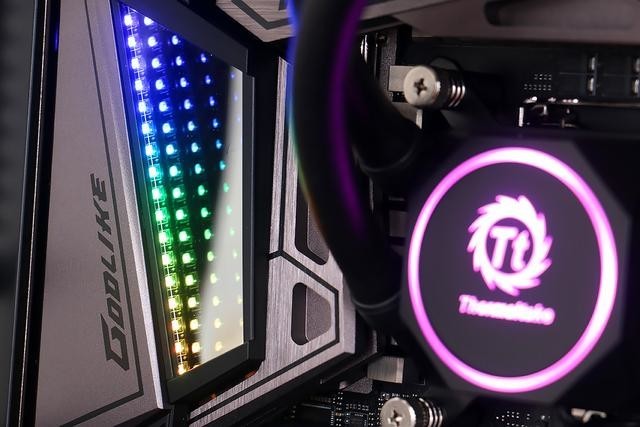 Intel i9-9900K 最强座驾?微星 MEG Z390 GODLIKE 主板上手玩