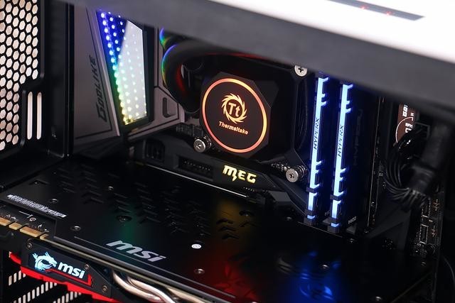 Intel i9-9900K 最强座驾?微星 MEG Z390 GODLIKE 主板上手玩