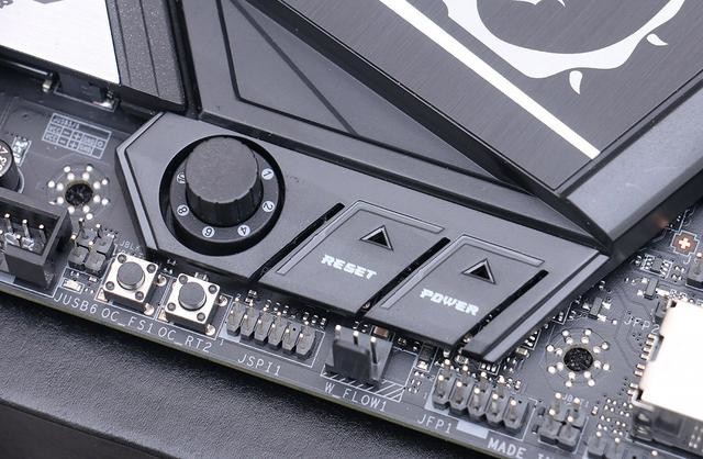 Intel i9-9900K 最强座驾?微星 MEG Z390 GODLIKE 主板上手玩