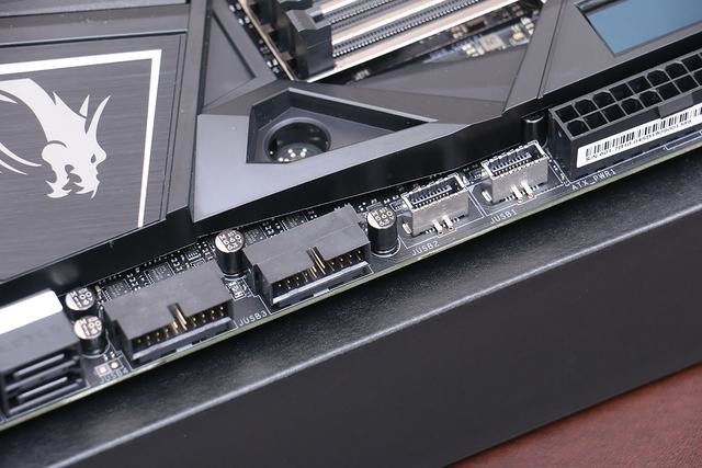 Intel i9-9900K 最强座驾?微星 MEG Z390 GODLIKE 主板上手玩