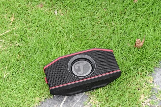 在水里一样唱,被动振膜防水,开着音乐丢水里它还能把水喷起来