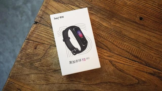 比小米手环体验更好，能控制米家产品、NFC、离线支付一个都不少